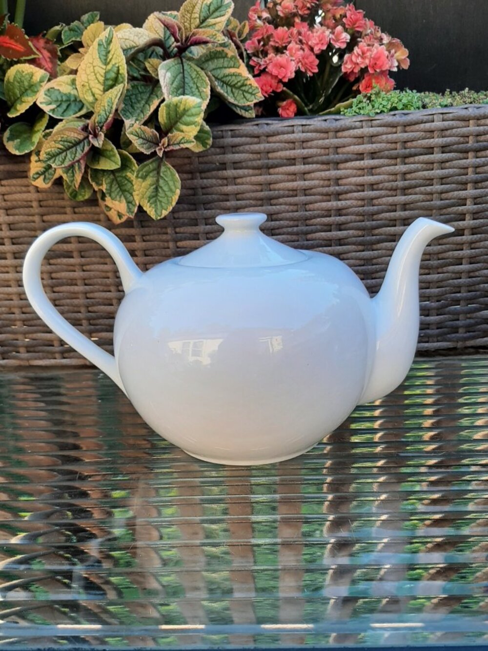 Classic Vintage Ceramic Teapot Glossy White Tea Pot Mayfair & Jackson 5 Cup